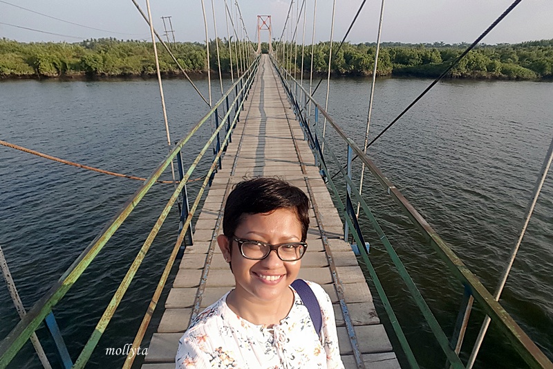 Di atas jembatan gantung desa Dogang di Gebang Langkat