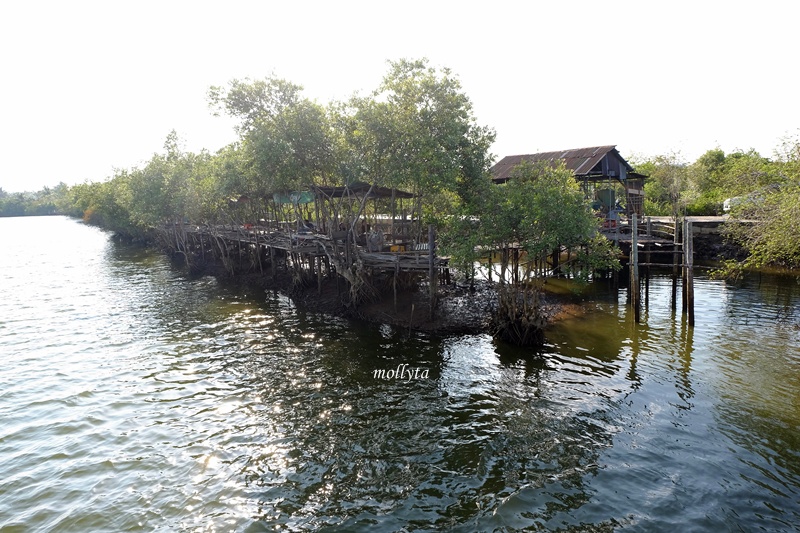 Tempat bersantai di jembatan gantung desa Dogang