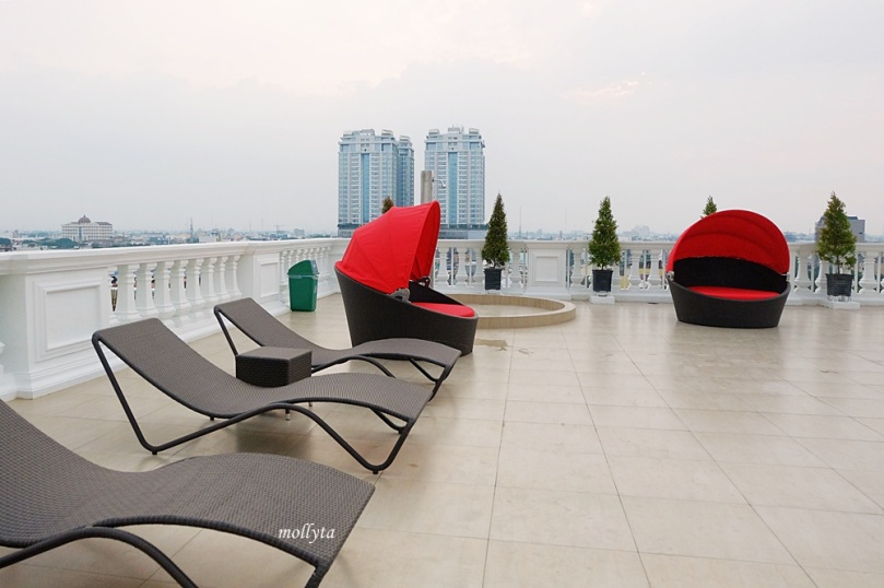 Infinity pool dengan view kota Medan