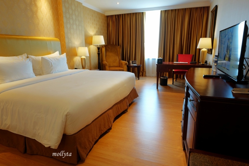 Kamar tidur tipe Deluxe di Adimulia Hotel Medan