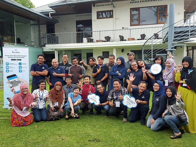 Foto bersama peserta Jelajah Kota My Blue Bird di Medan