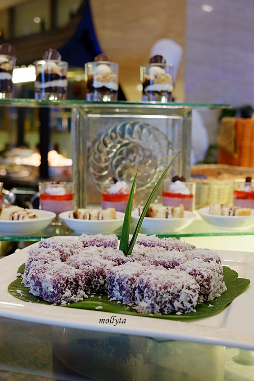 Ongol-ongol ubi ungu di Swiss Cafe Medan
