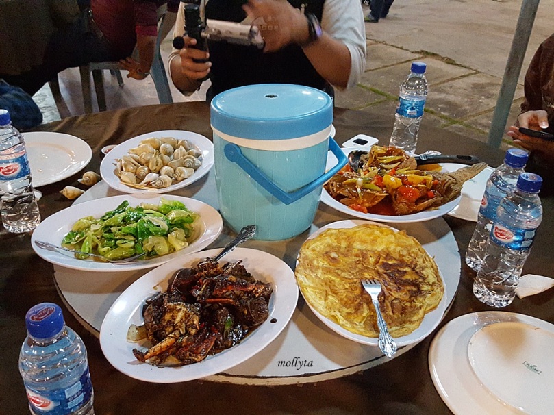 Makan malam di Wey Wey Seafood Restaurant Batam