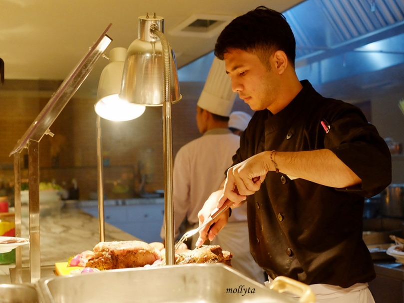Chef tengah bekerja di open kitchen Orchid Restaurant