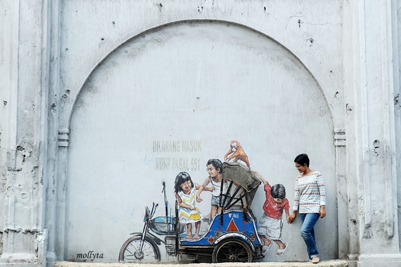 Berfoto dengan mural di Medan