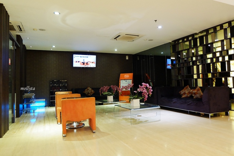 Lobby J Hotel Bandara Soekarno Hatta
