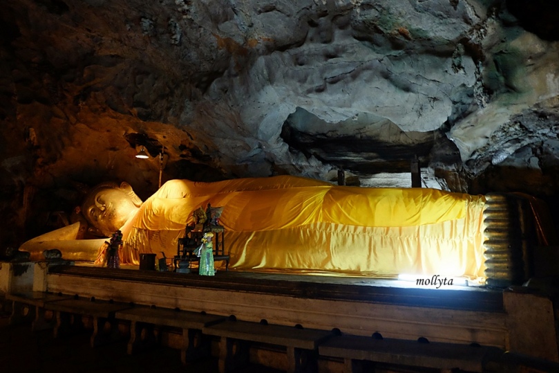 Sleeping Buddha di Khao Luang Cave Phetchaburi