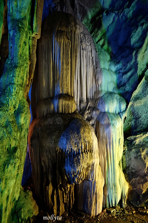 Stalakmit dan stalaktit di Khao Luang cave Phetchaburi Thailand