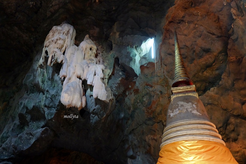 Stalaktit dan stalakmit di Khao Luang cave Phetchaburi