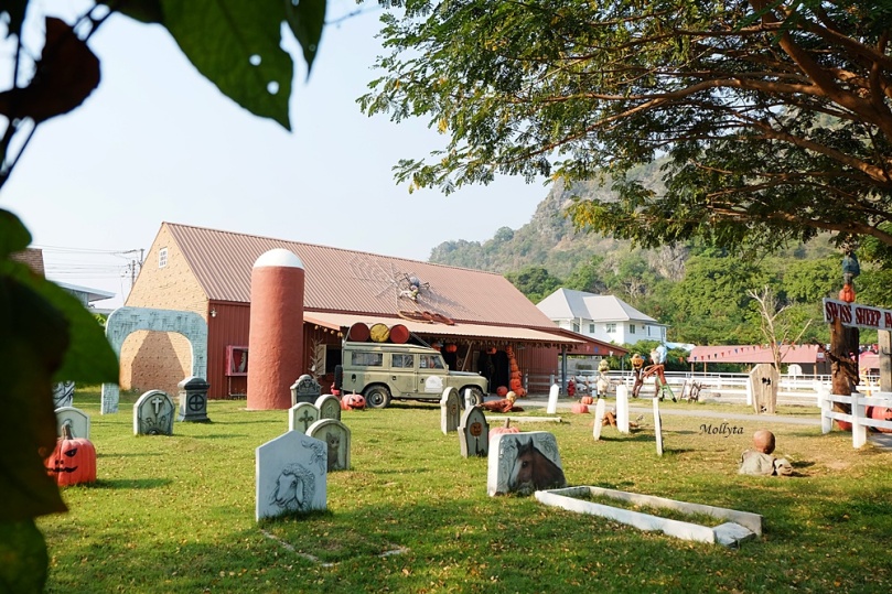 Ada graveyard di Swiss Sheep Farm Cha-Am