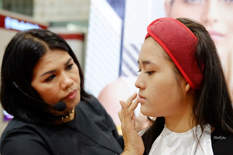 Aplikasi make up Elizabeth Arden di Medan