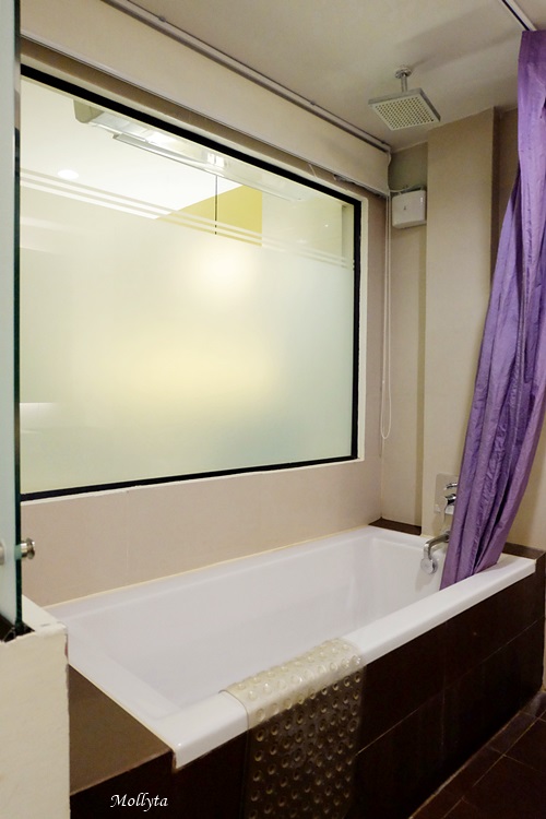 Bathtub di D`Varee Diva Kiang Haad Beach Hotel Hua Hin
