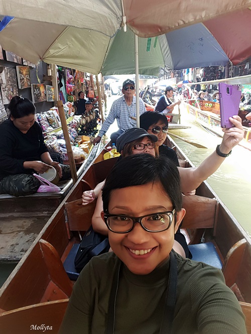 sewa perahu di Damnoen Saduak Floating Market