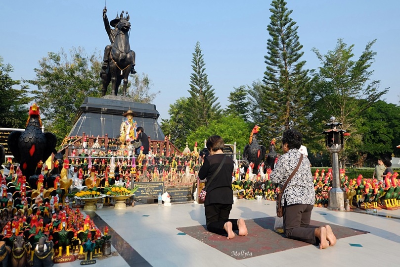 berdoa di Wat Huay Mongkol Hua Hin