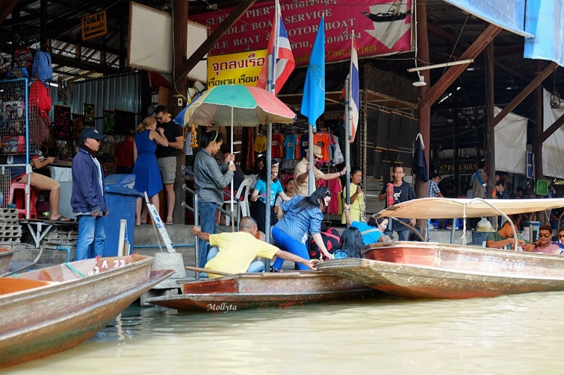 Naik perahu kayu di Damnoen Saduak Floating Market
