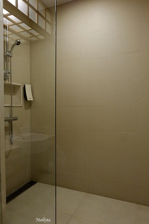 Shower room di Centra Central Station Hotel Bangkok