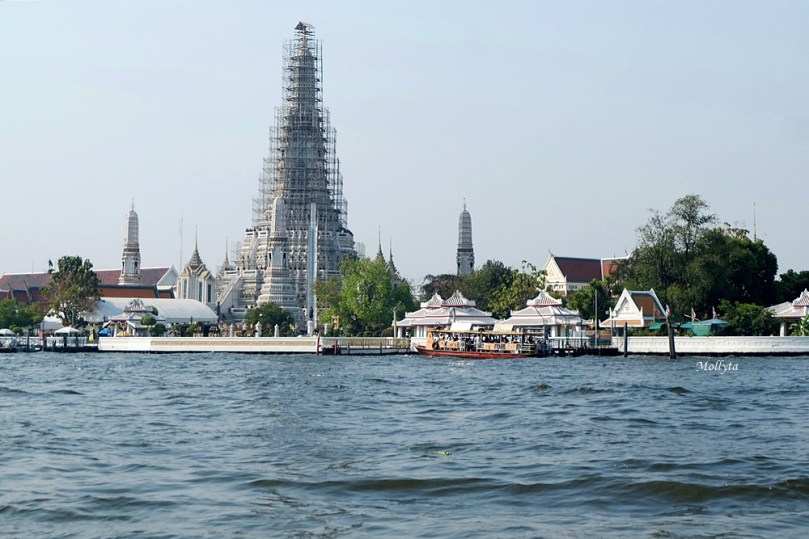 Wat Arun di tepi sungai Chao Phraya Bangkok