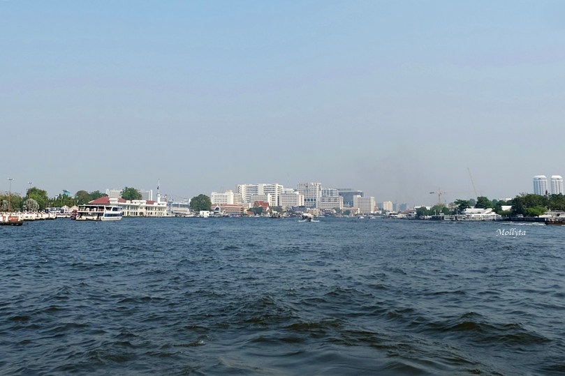 Menyusuri Chao Phraya dengan shuttle boat