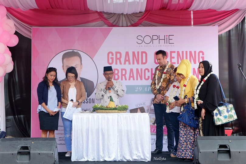 Pemotongan tumpeng dan baca doa di acara grand opening Sophie Paris di Medan