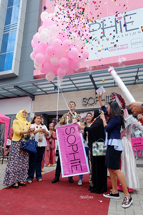 Pelepasan balon ke udara saat grand opening Sophie Paris di Medan