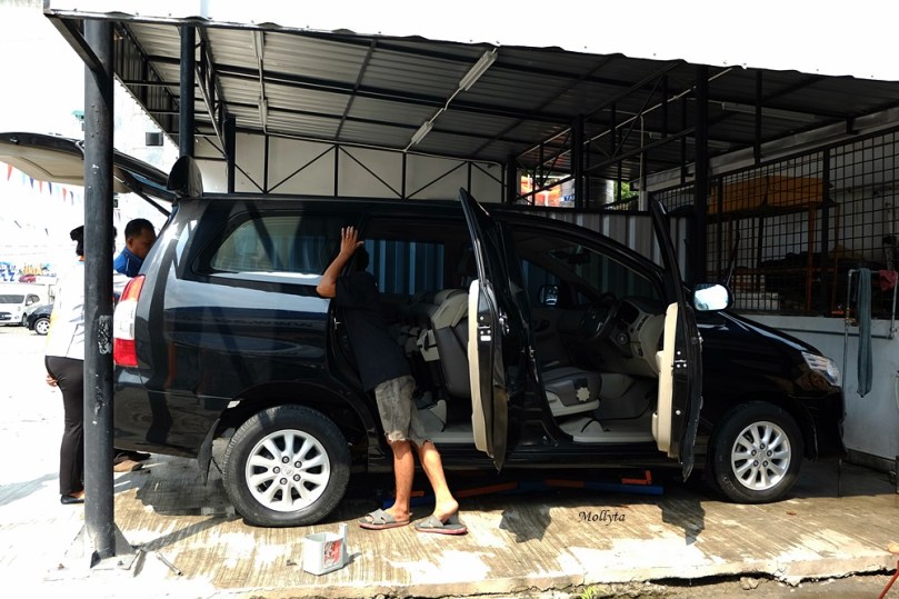 Membersihkan unit kendaraan