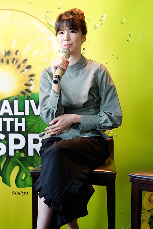 Laura Basuki sebagai narasumber