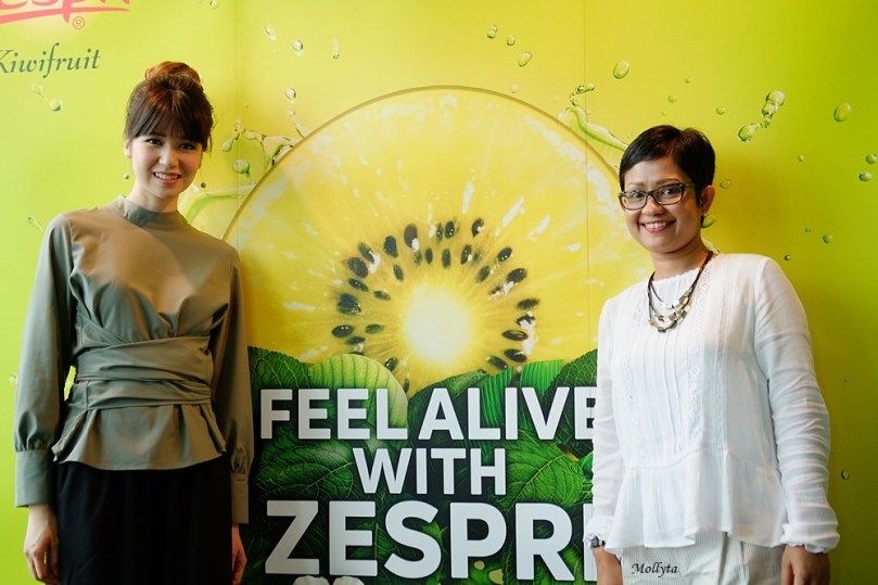 Foto bersama artis Laura Basuki