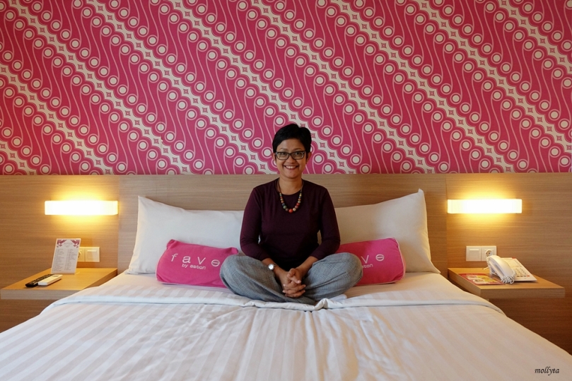 Corak batik di kamar standard favehotel Malioboro Yogyakarta