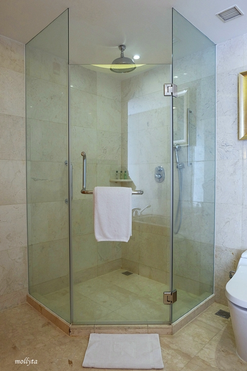 Shower box kamar Executive Deluxe JW Marriott Hotel Medan