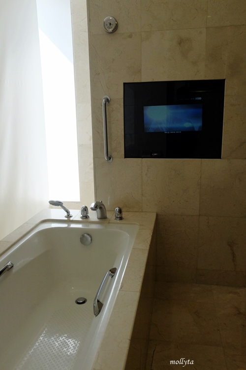 Bathtub di kamar Executive Deluxe JW Marriott Hotel Medan