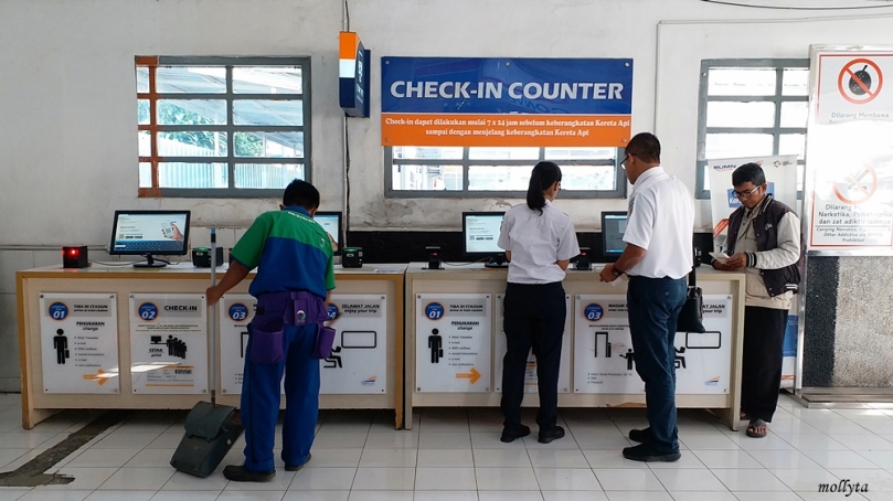 Check-in counter di stasiun Tugu