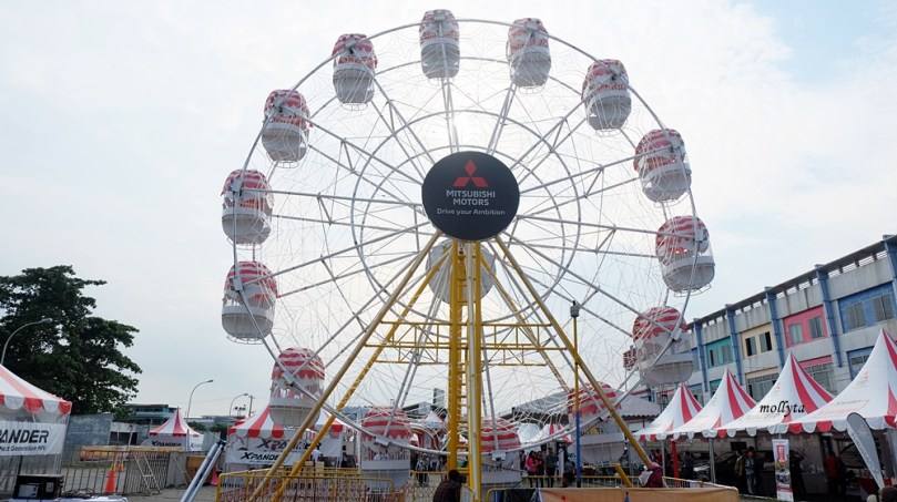 Wahana Ferris Wheel di event Mitsubishi XPANDER Medan