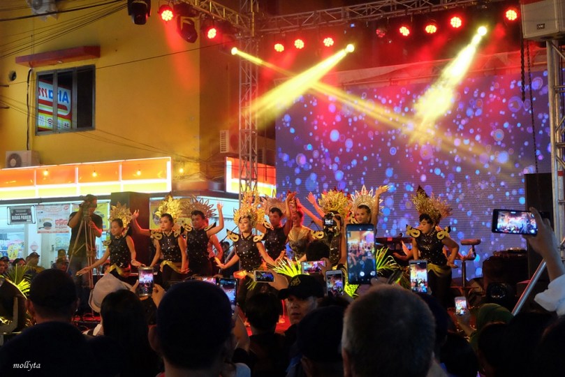 Tarian di acara Kampung Bule Funtastic Colour Night