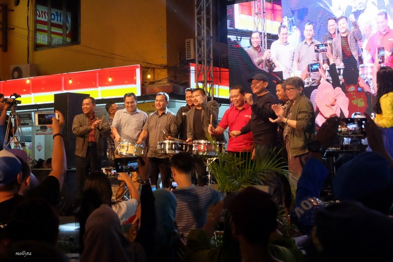 Peresmian Kampung Bule Funtastic Colour Night