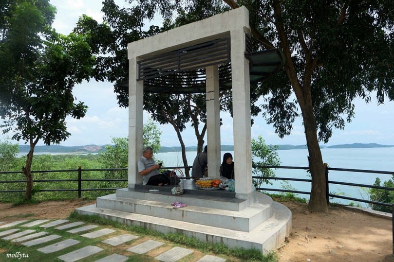 Bersantai di Barelang Bridge