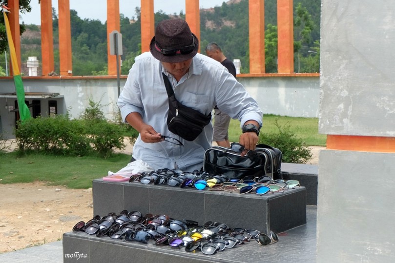 Penjual kacamata di jembatan Barelang