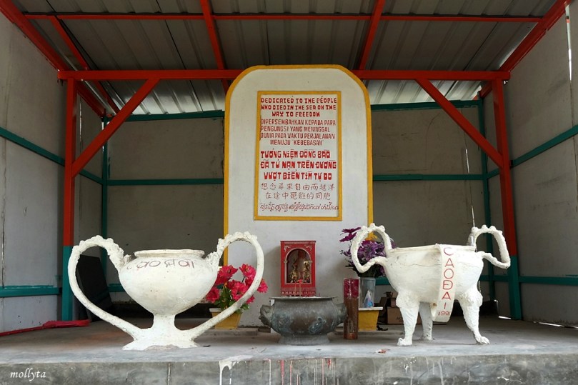 Makam pengungsi Vietnam di Batam