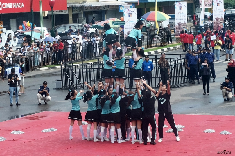 Aksi cheerleaders di Batam International Culture Carnival 2018