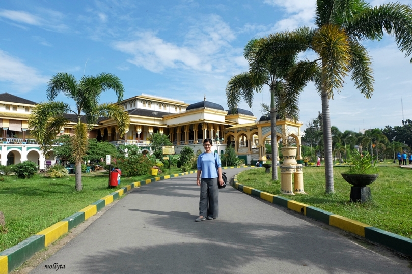 Berkunjung ke Istana Maimun Medan
