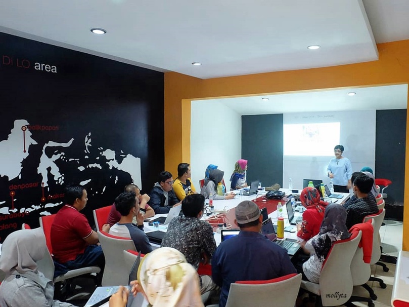 Mollyta pemateri pada Workshop Creative Content Writing Komunitas Blogger Medan 2019