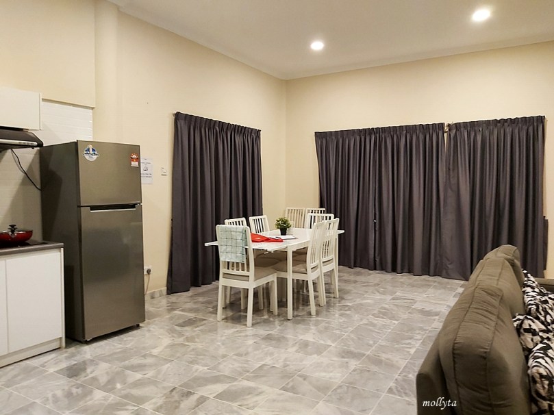 Ruang makan di Palmville Resort Condominium