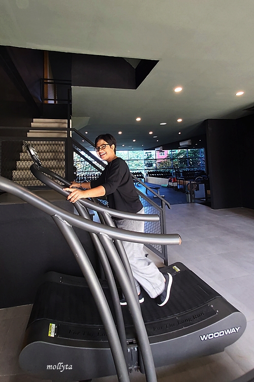 Mencoba treadmill di Black Gold