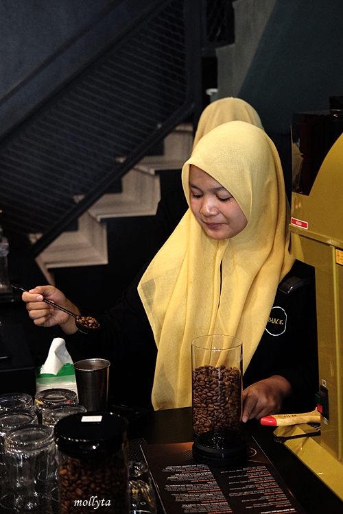 Seduh kopi di Black Gold