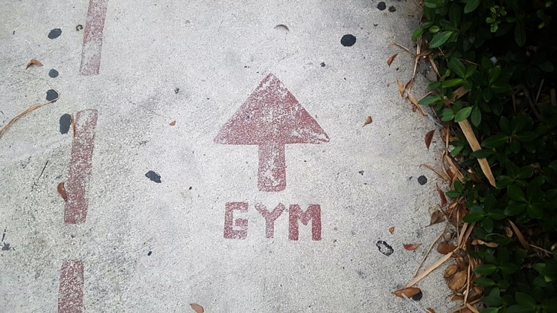 Olahraga di gym FamFit